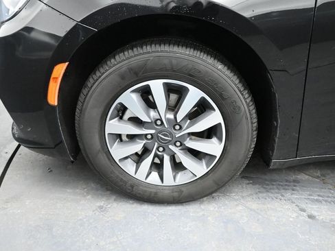 Used 2024 Chrysler Pacifica Select image 14
