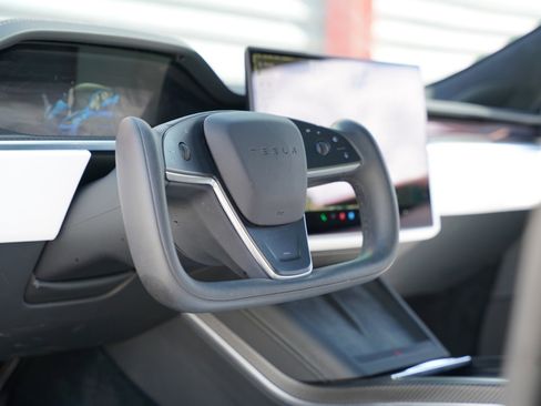 Used 2022 Tesla Model S Plaid image 11