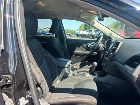 Used 2016 Jeep Cherokee Latitude w/ Cold Weather Group AWD/4WD image 8