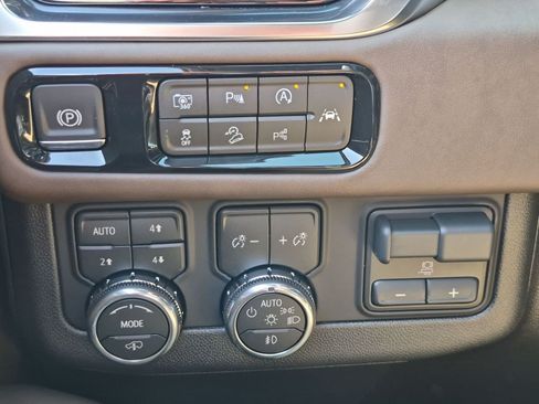 New 2026 GMC Yukon XL Denali Ultimate AWD/4WD image 17