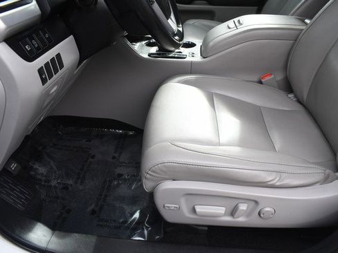 Used 2019 Toyota Highlander XLE w/ Carpet Mat Package (TMS) image 15