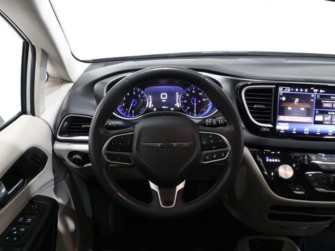 Used 2024 Chrysler Pacifica Touring-L FWD image 13