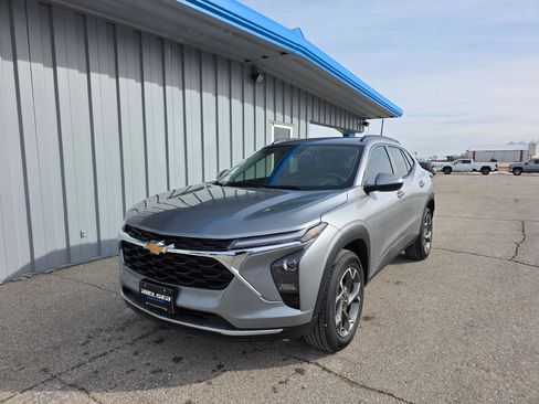 Used 2026 Chevrolet Trax LT w/ LT Convenience Package FWD image 2