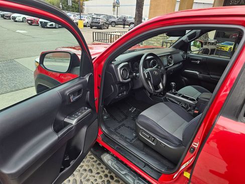 Used 2020 Toyota Tacoma TRD Off-Road w/ Technology Package RWD image 9