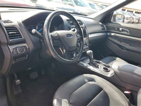 Used 2018 Ford Explorer XLT w/ Equipment Group 202A image 9