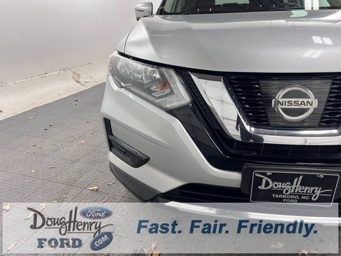 Used 2017 Nissan Rogue SV w/ SV Premium Package image 9