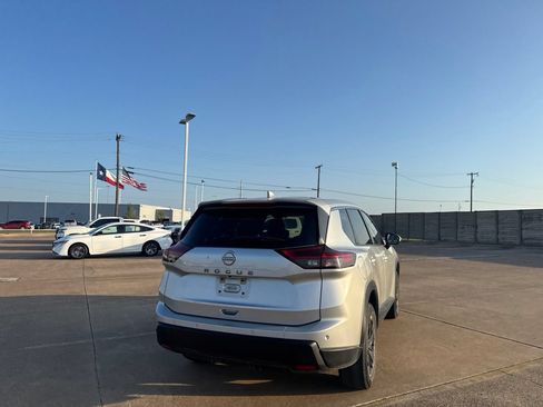 Certified 2025 Nissan Rogue SV FWD image 18