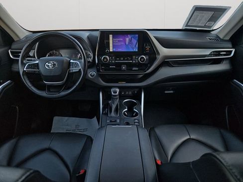 Used 2023 Toyota Highlander XLE AWD/4WD image 18