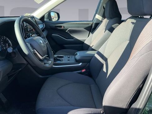 Used 2024 Toyota Highlander LE image 10