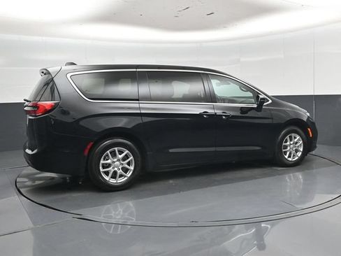 Used 2026 Chrysler Pacifica Select FWD image 3
