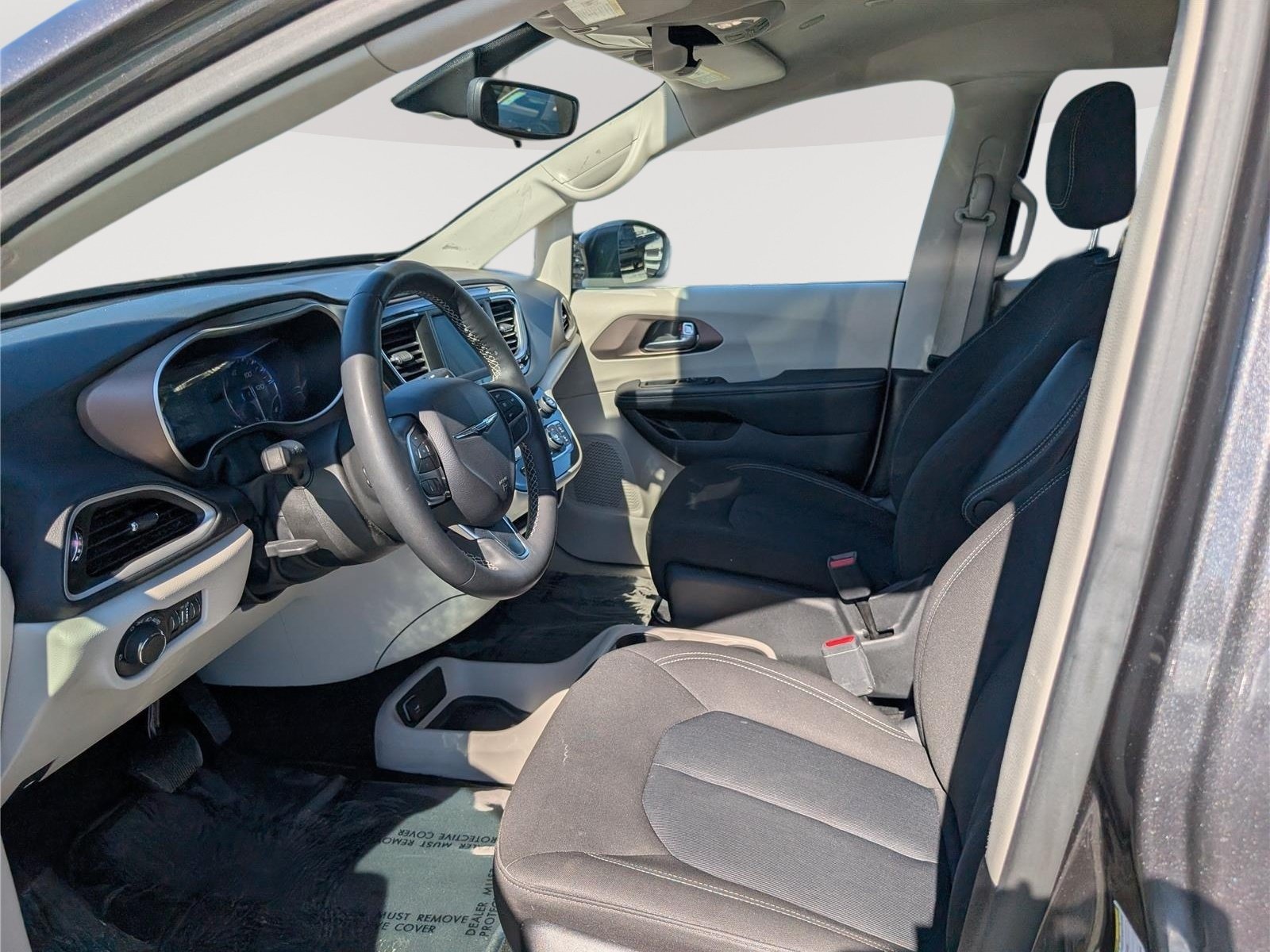 Used 2023 Chrysler Voyager LX FWD image 15
