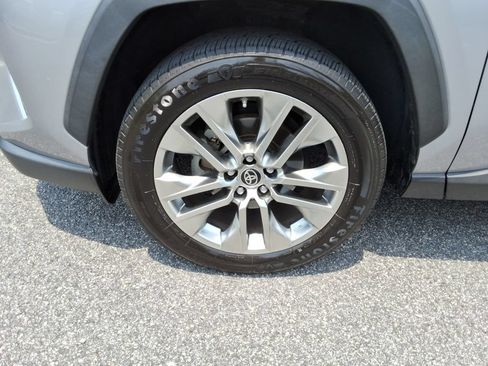 Used 2019 Toyota RAV4 XLE Premium FWD image 10
