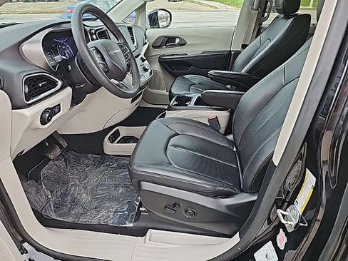 Certified 2024 Chrysler Pacifica Touring-L image 15