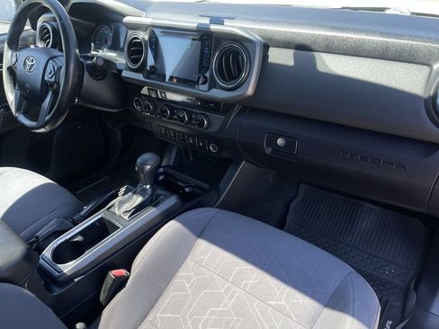 Used 2017 Toyota Tacoma TRD Off-Road AWD/4WD image 28