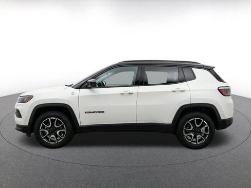 Used 2025 Jeep Compass Trailhawk AWD/4WD image 4