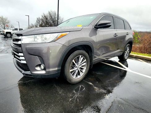 Used 2018 Toyota Highlander XLE w/ Carpet Mat Package (TMS) image 2