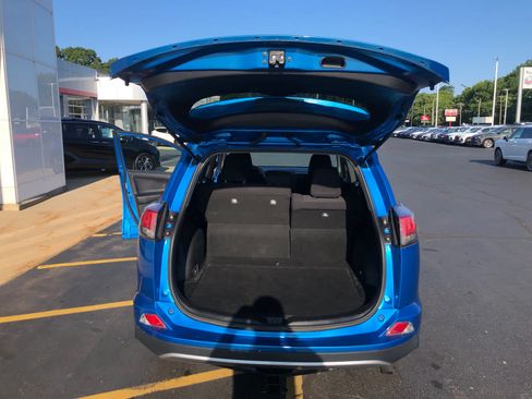 Used 2018 Toyota RAV4 XLE AWD/4WD image 25