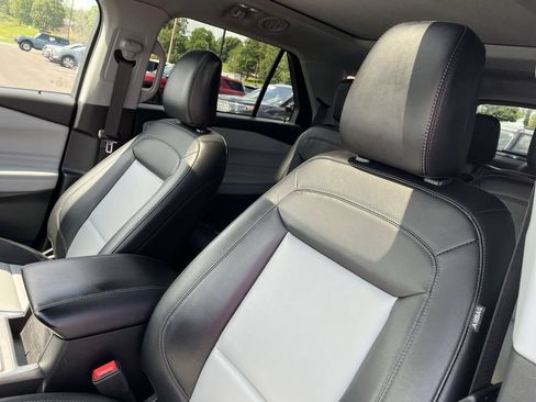 Used 2023 Ford Explorer XLT w/ Equipment Group 202A AWD/4WD image 11