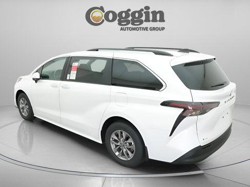 New 2026 Toyota Sienna XLE image 9