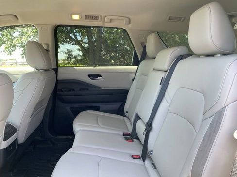 Used 2025 Nissan Pathfinder SL AWD/4WD image 12
