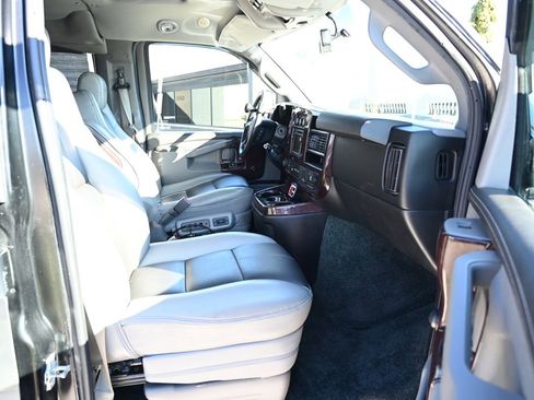 Used 2018 GMC Savana 2500 LS image 45