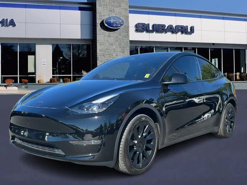Used 2024 Tesla Model Y Long Range AWD/4WD image 1