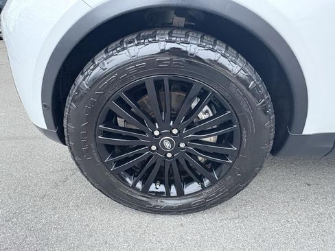 Used 2018 Land Rover Discovery HSE image 17