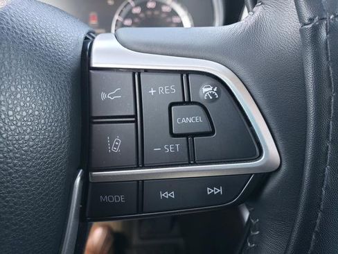 Used 2023 Toyota Highlander XLE image 22