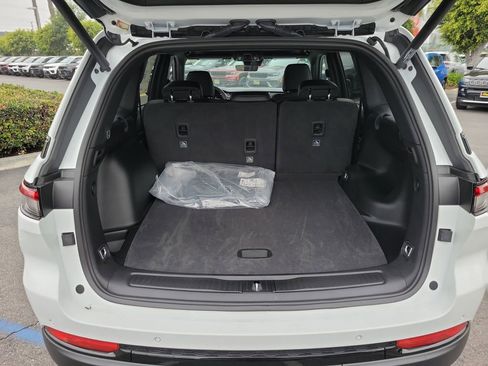 New 2025 Jeep Grand Cherokee Altitude image 19