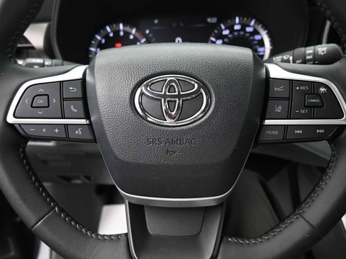 Used 2024 Toyota Highlander LE AWD/4WD image 6