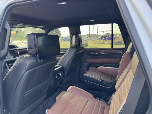 Used 2023 GMC Yukon Denali Ultimate AWD/4WD image 10