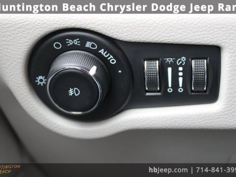 Used 2023 Chrysler Pacifica Touring-L image 20