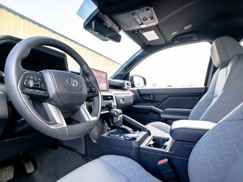 Used 2025 Toyota Tacoma SR5 AWD/4WD image 5