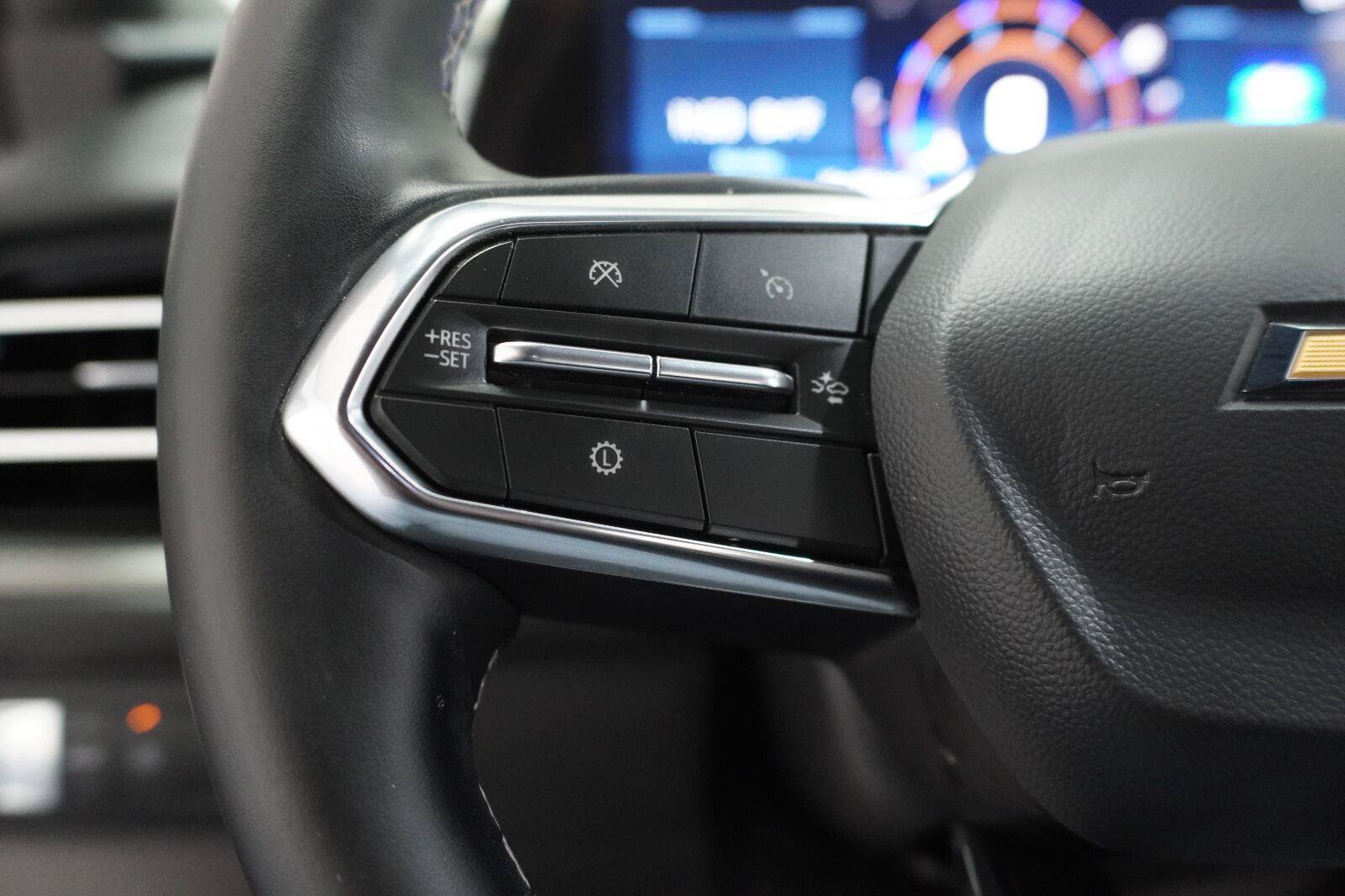 Used 2025 Chevrolet Traverse LT w/ Driver Confidence Package FWD image 18
