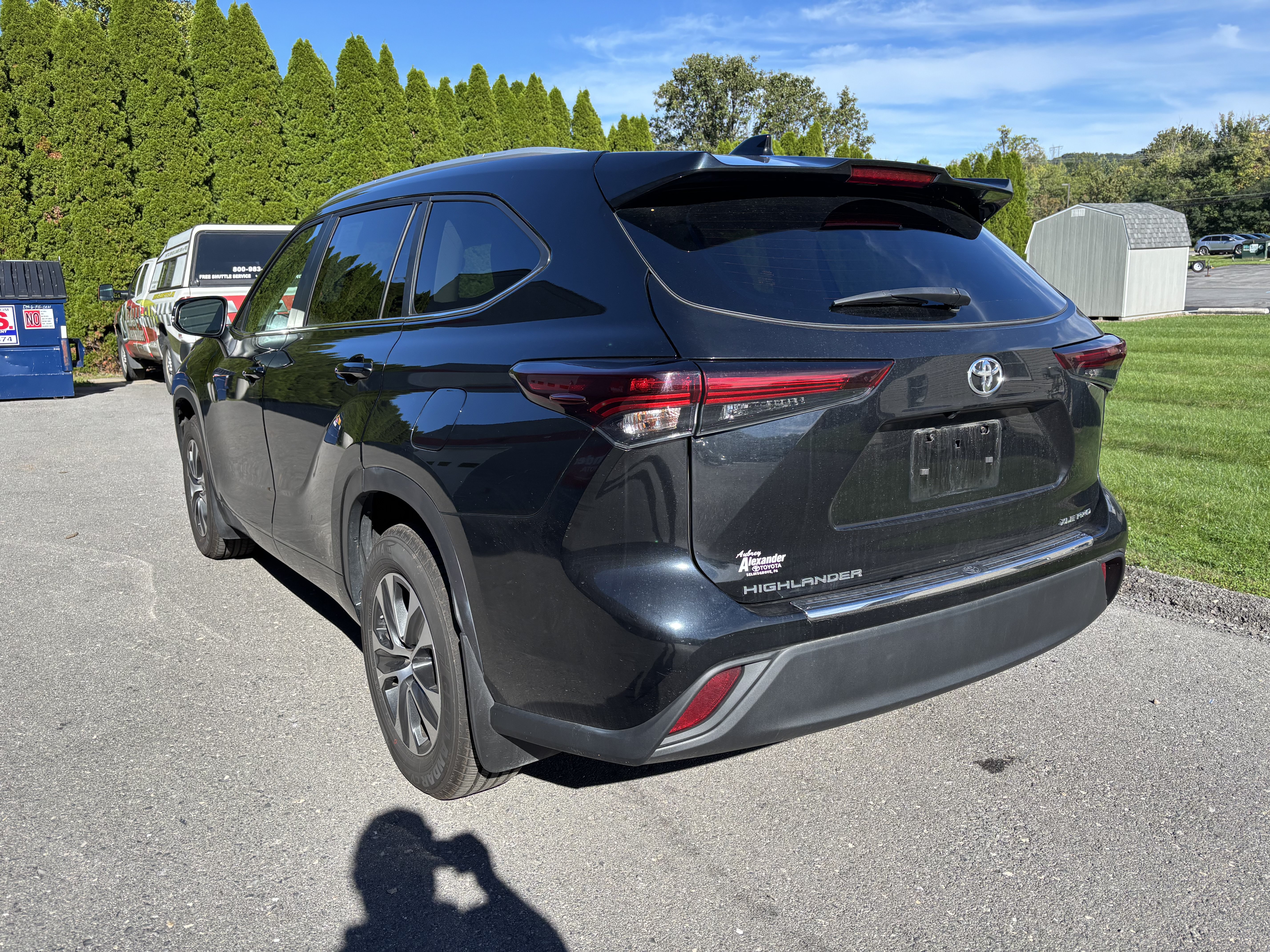 Used 2024 Toyota Highlander XLE AWD/4WD image 5