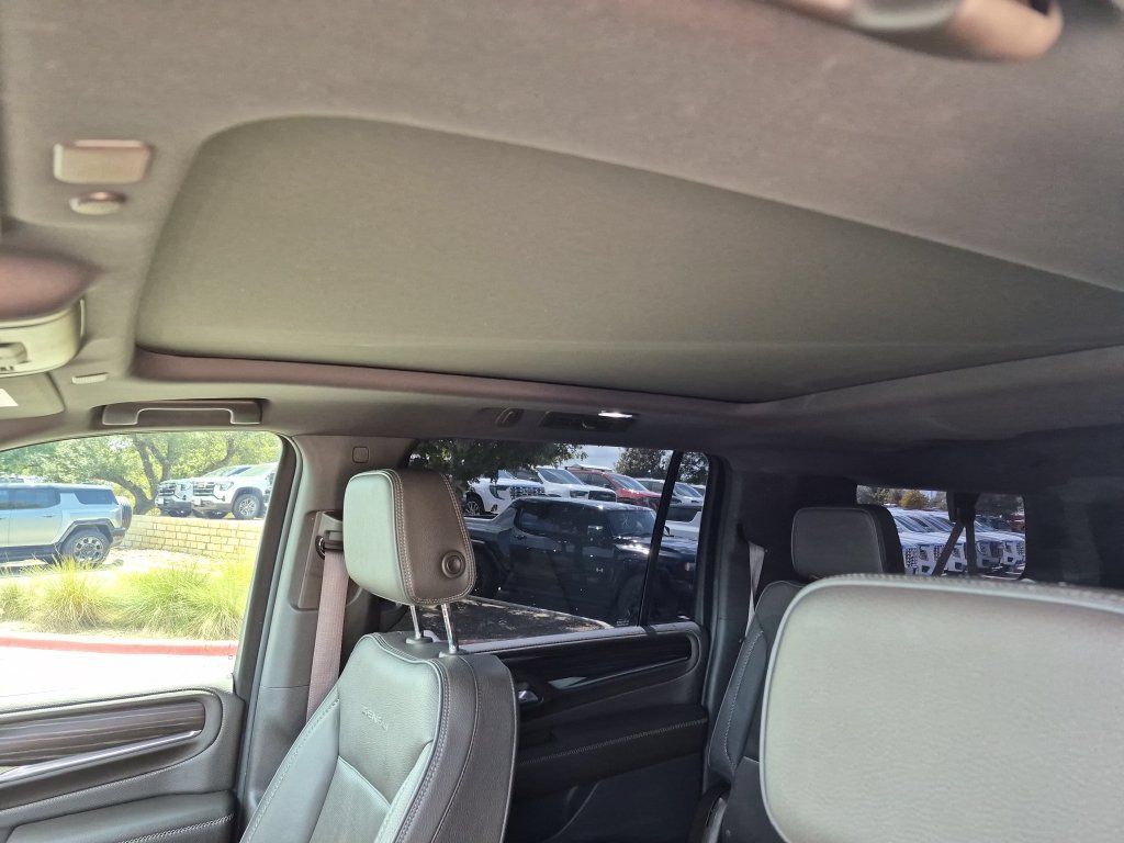 Used 2022 GMC Yukon XL Denali RWD image 31