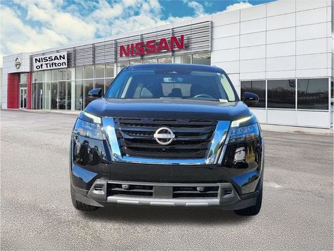 Used 2025 Nissan Pathfinder SL image 2