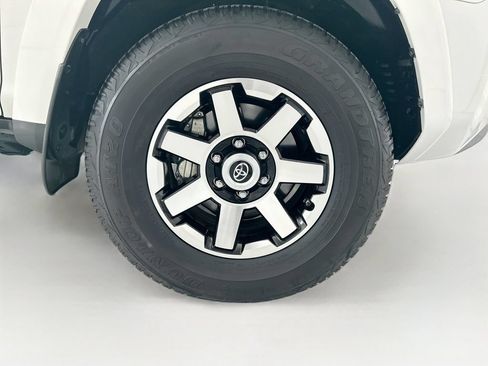 Used 2018 Toyota 4Runner TRD Off-Road AWD/4WD image 32