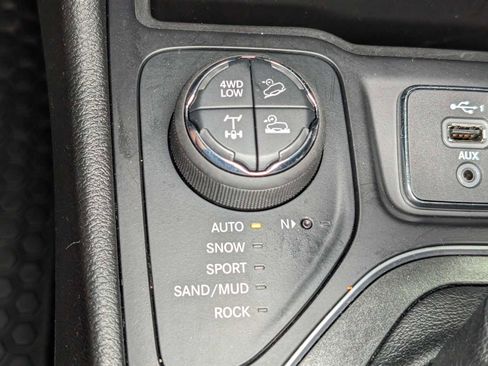 Used 2021 Jeep Cherokee Trailhawk AWD/4WD image 30