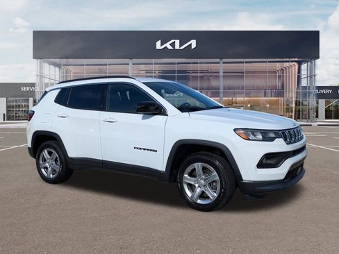 Used 2024 Jeep Compass Latitude image 2