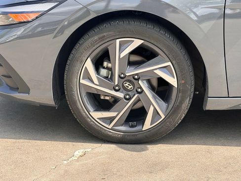 Used 2025 Hyundai Elantra Sport image 9