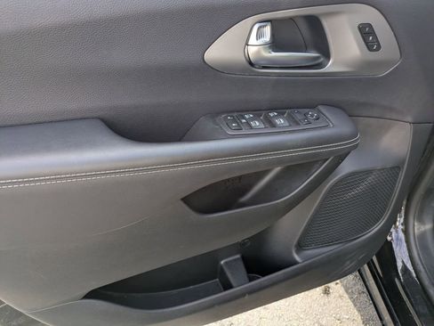 Used 2025 Chrysler Pacifica Select image 15