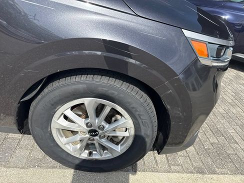 Used 2022 Kia Carnival LX FWD image 6