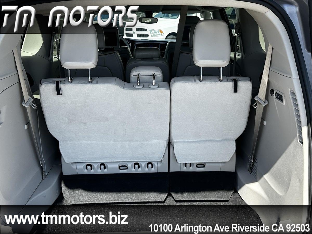 Used 2017 Chrysler Pacifica Limited w/ UConnect Theater Package FWD image 17