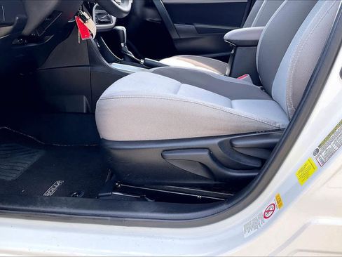Used 2018 Toyota Corolla LE FWD image 57