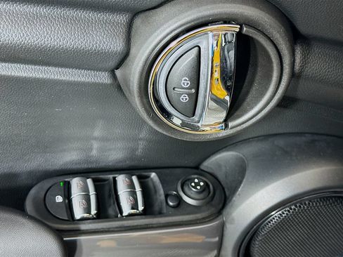 Used 2018 MINI Cooper 4-Door Hardtop FWD image 17