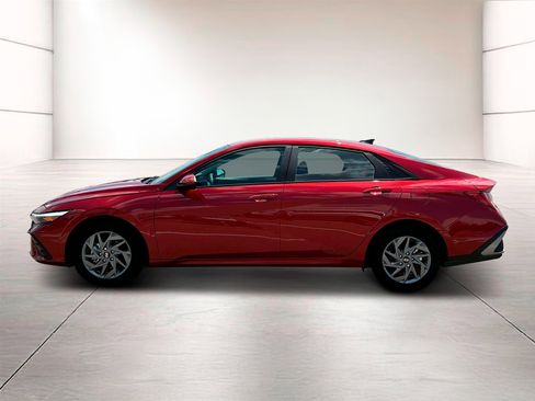 Used 2025 Hyundai Elantra Blue image 3