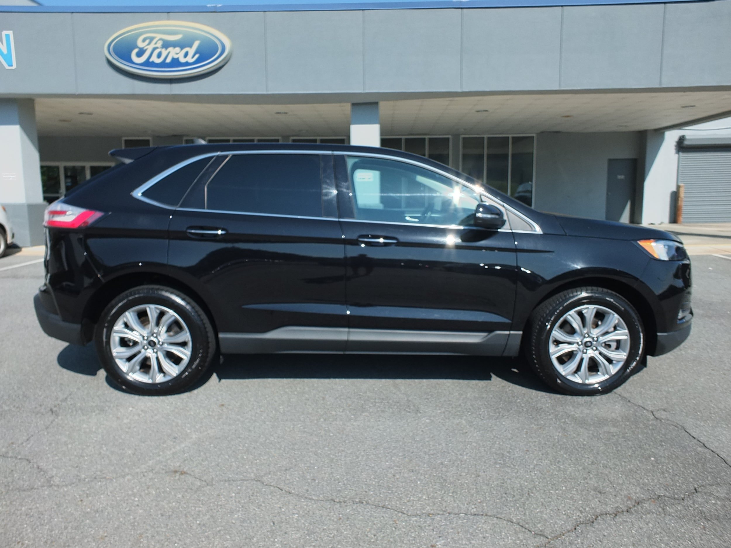 Used 2024 Ford Edge Titanium AWD/4WD image 2