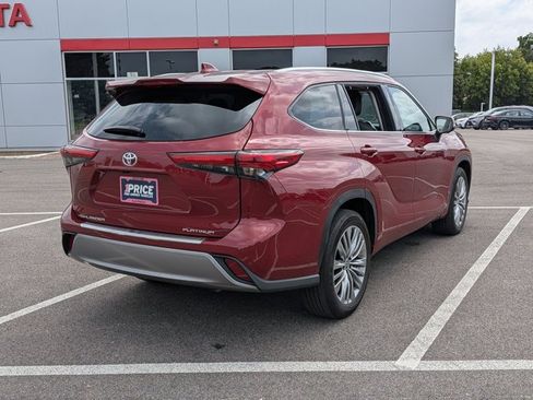 Used 2023 Toyota Highlander Platinum FWD image 5