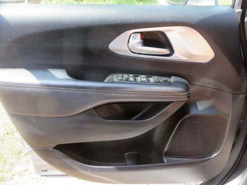 Used 2018 Chrysler Pacifica Touring Plus w/ S Appearance Package FWD image 18